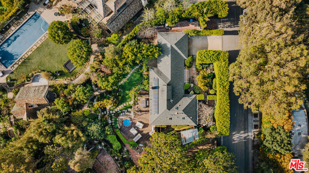 https://media.crmls.org/mediaz/2fa223f6-f518-41c4-97d3-25fc6ca4cb7b.jpg?preset=X-Large