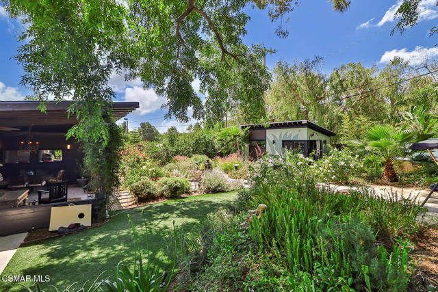 2433 Calle Narciso, Thousand Oaks CA: https://media.crmls.org/mediaz/2fa252d7-77f4-426a-ac0a-0f77f8a0e754.jpg