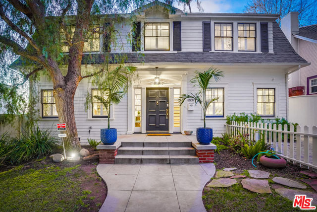 1607 N Vista Street, Los Angeles CA: https://media.crmls.org/mediaz/2fa285a1-9435-4490-a403-6e566d1b302d.jpg