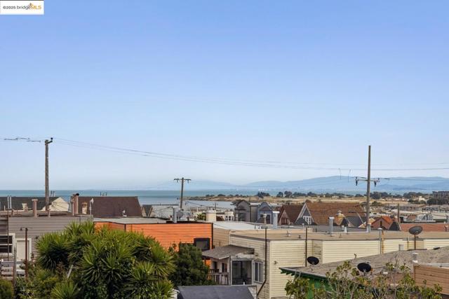 1537 Revere AVE, San Francisco CA: https://media.crmls.org/mediaz/2fa32c25-4df0-4501-b8d9-fb8ba2ce9f0e.jpg