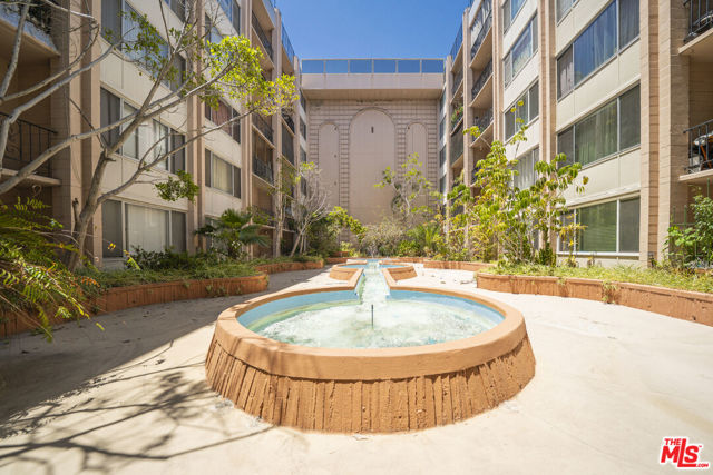 421 S La Fayette Park Place, Los Angeles CA: https://media.crmls.org/mediaz/2fa35df4-2ccd-43fa-a701-3191cb9e895e.jpg