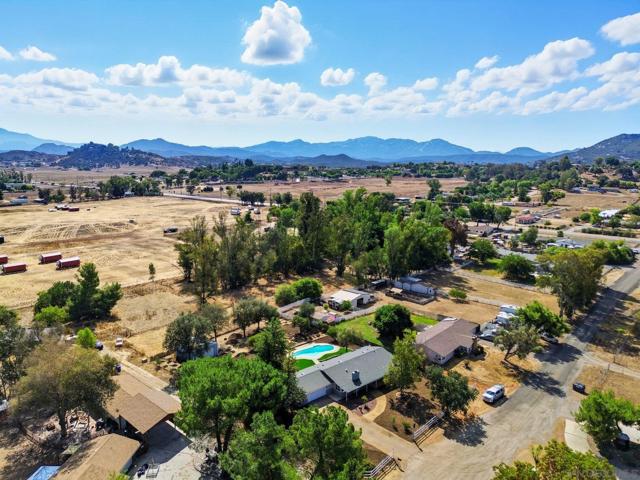 2118 Toca Ln, Ramona CA: https://media.crmls.org/mediaz/2fa40936-ad97-45ed-992f-7ea34854e956.jpg