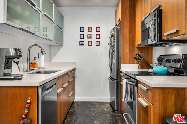 428 Hill Street, Santa Monica CA: https://media.crmls.org/mediaz/2fa459e5-544c-44d9-983f-49405fad70ab.jpg