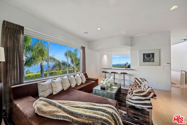 28177 Rey De Copas Lane, Malibu CA: https://media.crmls.org/mediaz/2fa46200-a80d-4430-b4e0-c69b4b9a0bef.jpg