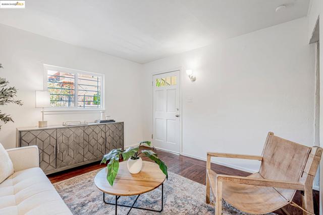 4801 Fairfax Ave, Oakland CA: https://media.crmls.org/mediaz/2fa4dc3b-6a82-4748-81ef-0aee0fa43170.jpg