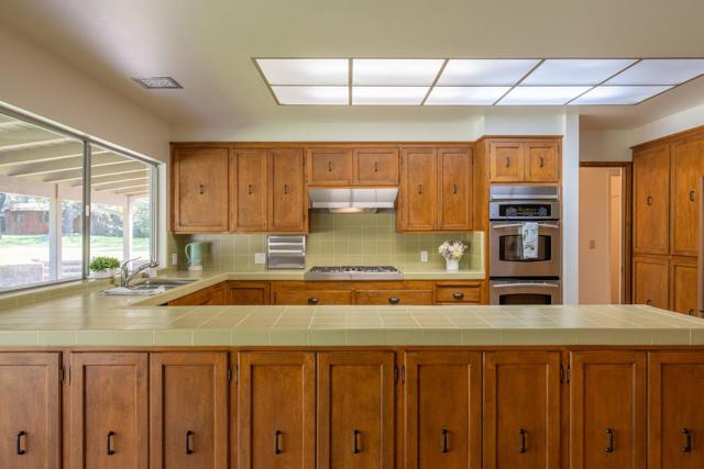 10 Ring Lane, Carmel Valley CA: https://media.crmls.org/mediaz/2fa5dd64-346f-4c6d-93a8-a95b329bb777.jpg