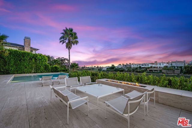 623 Alma Real Drive, Pacific Palisades CA: https://media.crmls.org/mediaz/2fa5eea5-c2dd-455b-8905-80e1484dd10b.jpg
