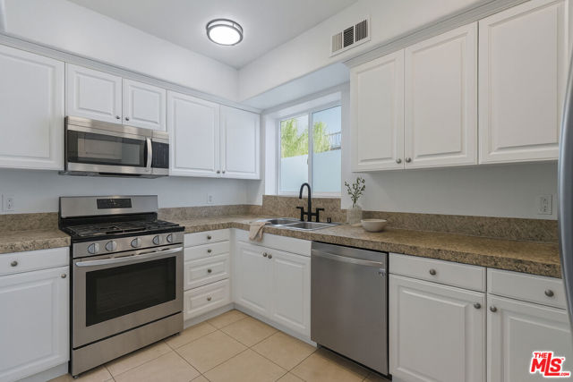 3401 S Bentley Avenue, Los Angeles CA: https://media.crmls.org/mediaz/2fa5fc6f-5d85-48ec-8742-25240ca238e0.jpg