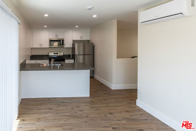1324 W 30th Street, Los Angeles CA: https://media.crmls.org/mediaz/2fa61a94-a006-4f76-8c2b-7d506324029f.jpg