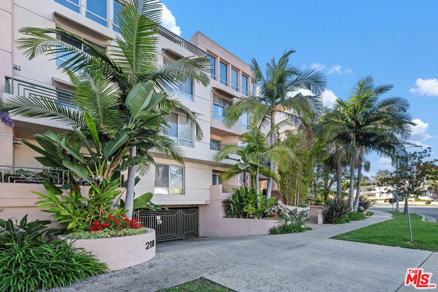 2111 S Beverly Glen Boulevard, Los Angeles CA: https://media.crmls.org/mediaz/2fa62481-b806-4c04-b435-b03a0241e094.jpg