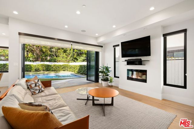 2012 Veteran Avenue, Los Angeles CA: https://media.crmls.org/mediaz/2fa672ef-56cd-4fe4-8013-022292db5138.jpg