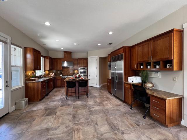2344 Treadwell St, Livermore CA: https://media.crmls.org/mediaz/2fa6b6e8-bb9e-4543-8b9f-0985e78958bc.jpg