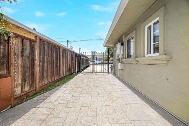 17526 Parker Rd, Castro Valley CA: https://media.crmls.org/mediaz/2fa7458b-af9e-40e2-b2f8-3f7e6938d863.jpg