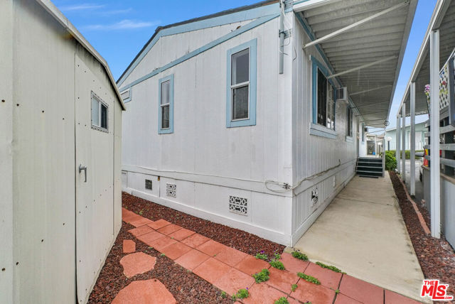 235 S Beach Boulevard, Anaheim CA: https://media.crmls.org/mediaz/2fa75a5b-179f-4a23-a1fc-571f1c672c8e.jpg