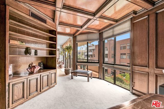 300 N Swall Drive, Beverly Hills CA: https://media.crmls.org/mediaz/2fa7b615-5bd1-4dfc-aade-6de5db6749be.jpg