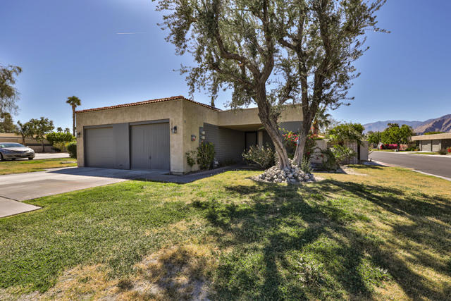 1181 Sunflower Lane, Palm Springs CA: https://media.crmls.org/mediaz/2fa7d21b-9d8d-4e9d-8e2b-aa8e6e8b86ef.jpg