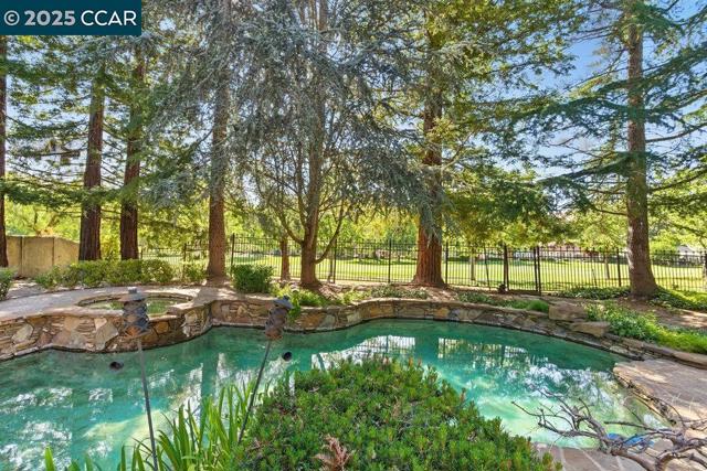 3094 Deer Meadow, Danville CA: https://media.crmls.org/mediaz/2fa8698a-9e56-4b17-ae77-51ff047a2608.jpg
