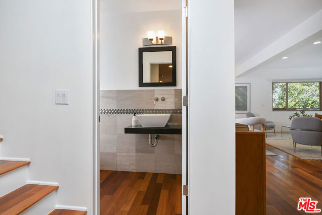 3471 Woodcliff Road, Sherman Oaks CA: https://media.crmls.org/mediaz/2fa89de1-e075-4cd9-a038-fe69a9d27cce.jpg