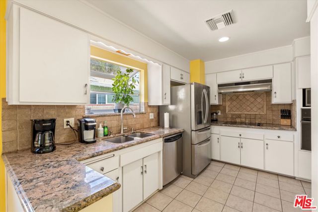 9313 Hayvenhurst Avenue, North Hills CA: https://media.crmls.org/mediaz/2fa9b96d-fd12-4d9d-b341-43e5fded26f3.jpg