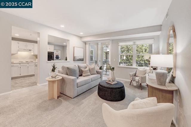 1840 Tice Creek Dr, Walnut Creek CA: https://media.crmls.org/mediaz/2fa9c28f-eed9-49ae-b756-4648ad699d69.jpg