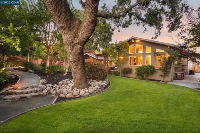 9 Saint Andrews Pl, Alamo CA: https://media.crmls.org/mediaz/2faa8d5a-ad54-4a75-a333-daf047606974.jpg