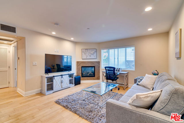 3005 Grand Canal Court, Venice CA: https://media.crmls.org/mediaz/2fab0894-b477-482d-951c-8bce56a8a0b5.jpg