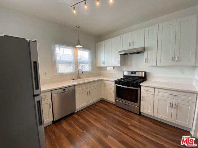 25 Falcon Avenue, Long Beach CA: https://media.crmls.org/mediaz/2fac86b2-eccf-4d44-94f9-e78fe8729de8.jpg