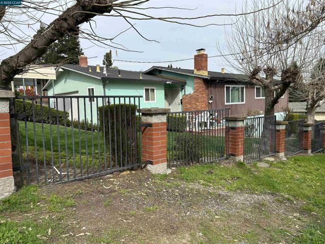 826 Veale, Martinez CA: https://media.crmls.org/mediaz/2face770-987a-45c4-a4b3-ca6fea5ddc59.jpg