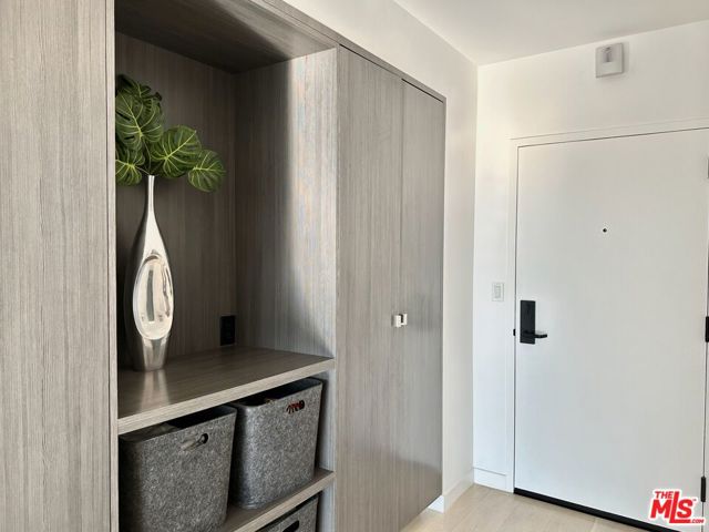 999 N Doheny Drive, West Hollywood CA: https://media.crmls.org/mediaz/2fad41c3-706c-4b5c-b9d3-adb3daf1af6f.jpg