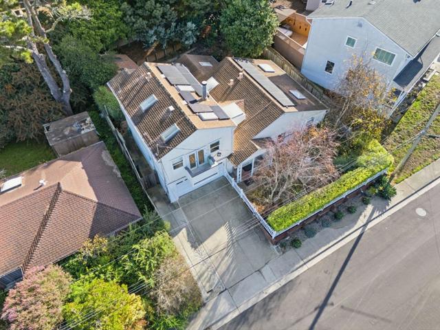 5 Hibbert Court, Pacifica CA: https://media.crmls.org/mediaz/2fad8187-7771-44bf-b089-168feeea2f35.jpg