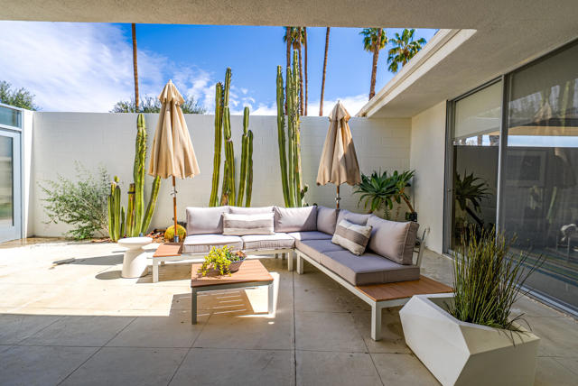 26 Lakeview Circle, Palm Springs CA: https://media.crmls.org/mediaz/2fadad0a-221f-4834-85d9-a9527d2eb350.jpg