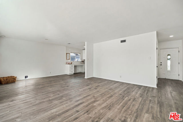 13960 Leadwell Street photo 3