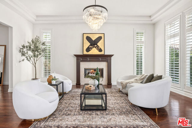 17400 Oak Creek Court, Encino CA: https://media.crmls.org/mediaz/2faeefe4-62e0-42ae-b931-7f8ddbf6ad43.jpg