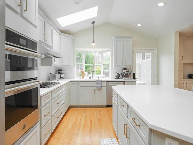 1087 Rio Vista Drive, Pacifica CA: https://media.crmls.org/mediaz/2faff1d8-f707-4ea1-8747-39ef3b9c0421.jpg