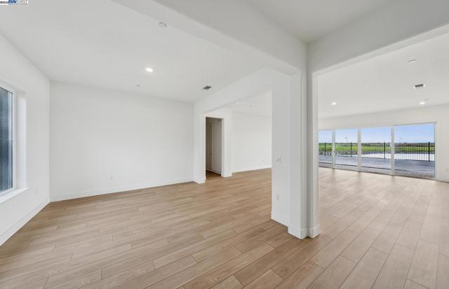 17685 Brightwood Avenue, Lathrop CA: https://media.crmls.org/mediaz/2fb05f3f-b0bd-42be-8be7-9aebb559c5fc.jpg