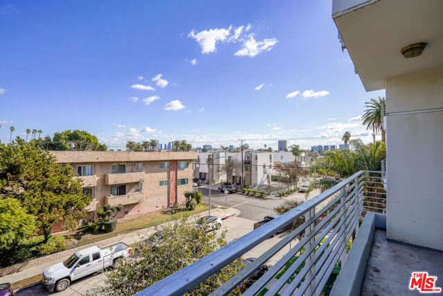 401 N Serrano Avenue, Los Angeles CA: https://media.crmls.org/mediaz/2fb07563-7312-4485-a574-d80db32da4c2.jpg