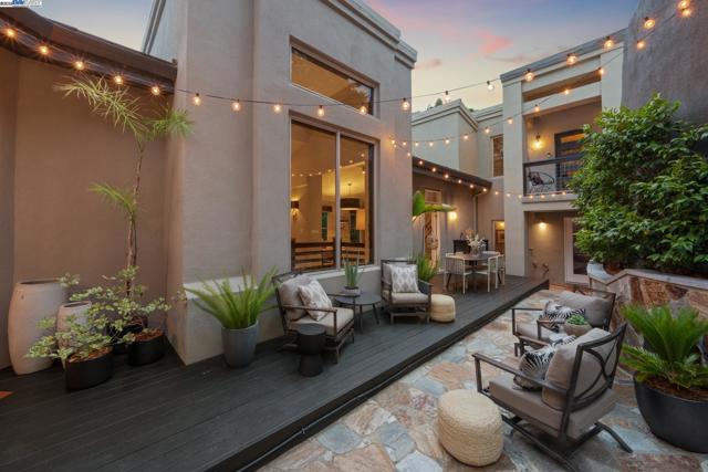 2005 TUNNEL RD, Oakland CA: https://media.crmls.org/mediaz/2fb0dbdc-606b-4819-94fd-f7f9bbf72775.jpg