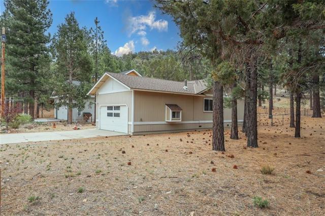 2324 Manzanita Lane, Big Bear CA: https://media.crmls.org/mediaz/2fb10904-1358-422d-aba3-dea64f58e9d6.jpg