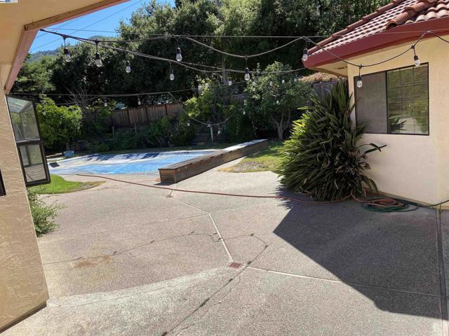 11 Foothill Lane, Pleasanton CA: https://media.crmls.org/mediaz/2fb14abb-9289-47af-a7b1-104e7c849994.jpg