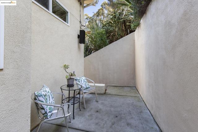 205 Sheridan RD, Oakland CA: https://media.crmls.org/mediaz/2fb1e350-c9a4-4d54-80a3-49d62f1a1750.jpg