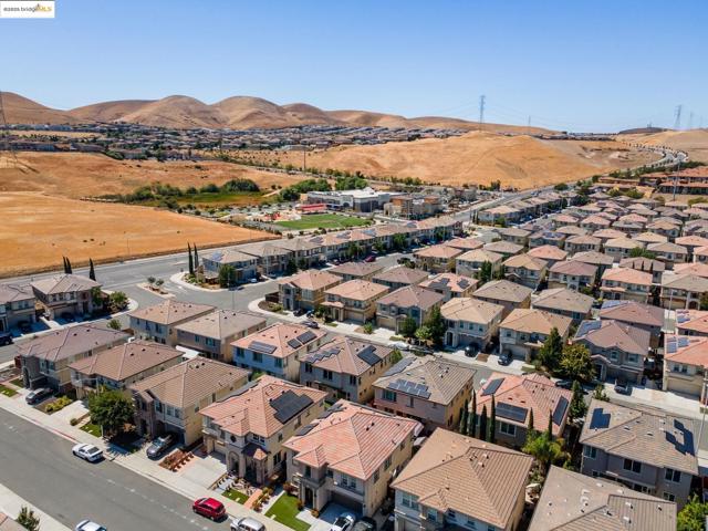 2218 Toscana Dr, Pittsburg CA: https://media.crmls.org/mediaz/2fb1ebcc-bf5f-49b7-b645-4f03cab1cd10.jpg