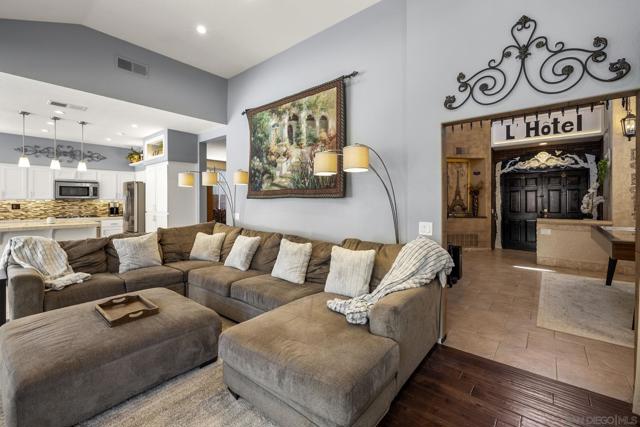 838 Masters Dr, Oceanside CA: https://media.crmls.org/mediaz/2fb22d1c-6ad4-477a-95df-8f92d6707126.jpg