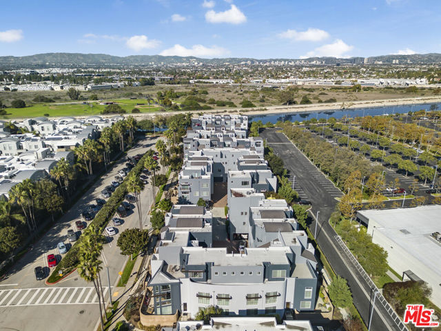 5350 Playa Vista Drive, Playa Vista CA: https://media.crmls.org/mediaz/2fb2a4f4-cb8b-41a6-ab52-6b63a2ecbae3.jpg