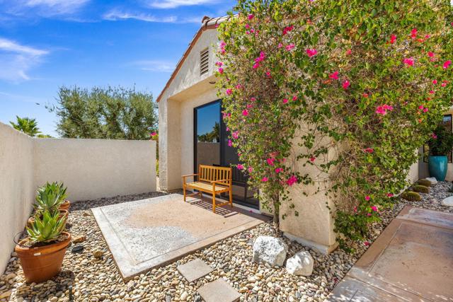 10605 Wimbledon Drive, Rancho Mirage CA: https://media.crmls.org/mediaz/2fb2eb96-3863-455d-8ba6-eecb6d503fac.jpg