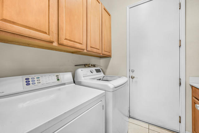 81193 Avenida Tres Lagunas, Indio CA: https://media.crmls.org/mediaz/2fb39313-846c-4dad-98d4-314f32ff02d8.jpg