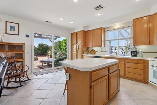542 Lee Circle, Chula Vista CA: https://media.crmls.org/mediaz/2fb46e07-ef04-4c52-98a7-af9343b7536a.jpg