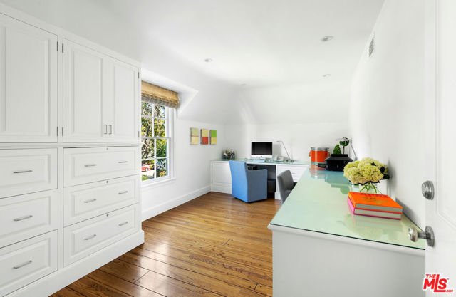 615 Trenton Drive, Beverly Hills CA: https://media.crmls.org/mediaz/2fb51dc9-b541-491e-9925-28a9af4e90ab.jpg