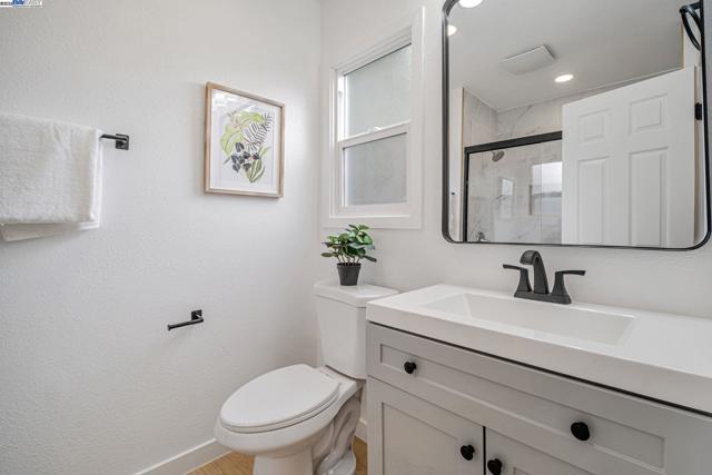 18760 Sandy Rd, Castro Valley CA: https://media.crmls.org/mediaz/2fb58ef2-6c55-498c-913c-b3bb1d376b8d.jpg