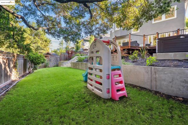 946 Alma Pl, Oakland CA: https://media.crmls.org/mediaz/2fb5c7e6-92cc-4762-94b0-418174b32ba6.jpg