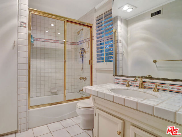 5025 Delita Place, Woodland Hills CA: https://media.crmls.org/mediaz/2fb5cbd7-03bc-46ca-9aa8-bf99f4acaa2e.jpg